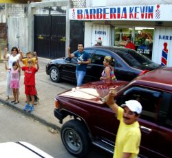 later in the afternoon, the Resistencia drove a caravan of over 300 cars, trucks and vans through the streets of Tegucigalpa - as we passed, people showed us their un-inked fingers, a sign that they hadn't voted