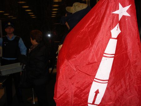 COPS STOPING US FROM BRING FLAG INSIDE COURT