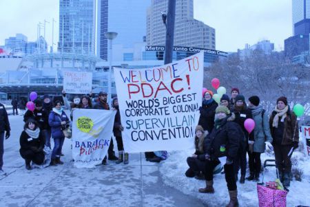 El grupo de bienvenida comentando sobre algunos de los patrocinadores con peor record de PDAC.