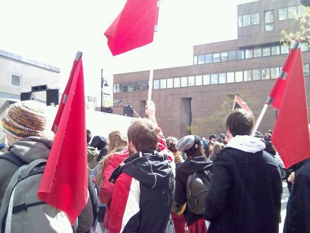 At a demo that afternoon, a CLASSE speaker said "We condemn the violence...of the police". The afternoon march was peaceful because the cops left it alone.