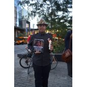 Participants held signs and candles honouring Chamán.